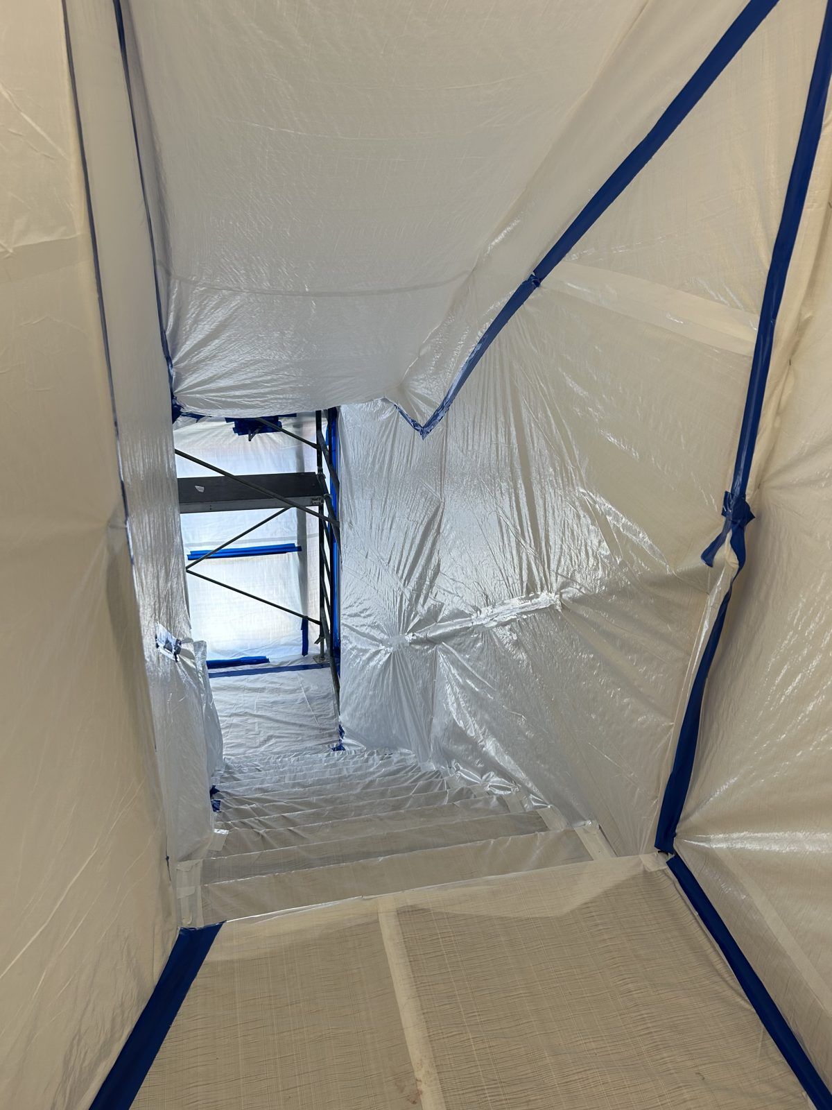 Escalier entièrement confiné au polyéthylène pour un retrait d’amiante