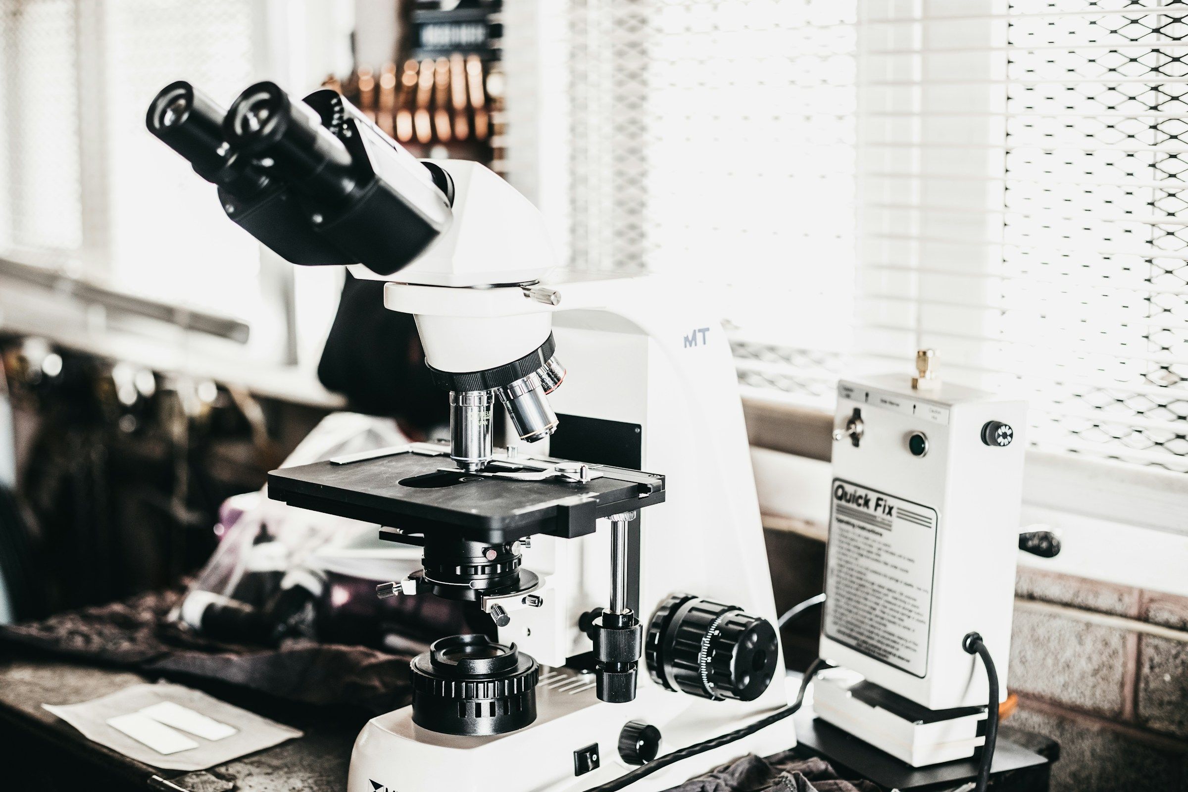 Microscope de laboratoire servant à l'analyse des échantillons