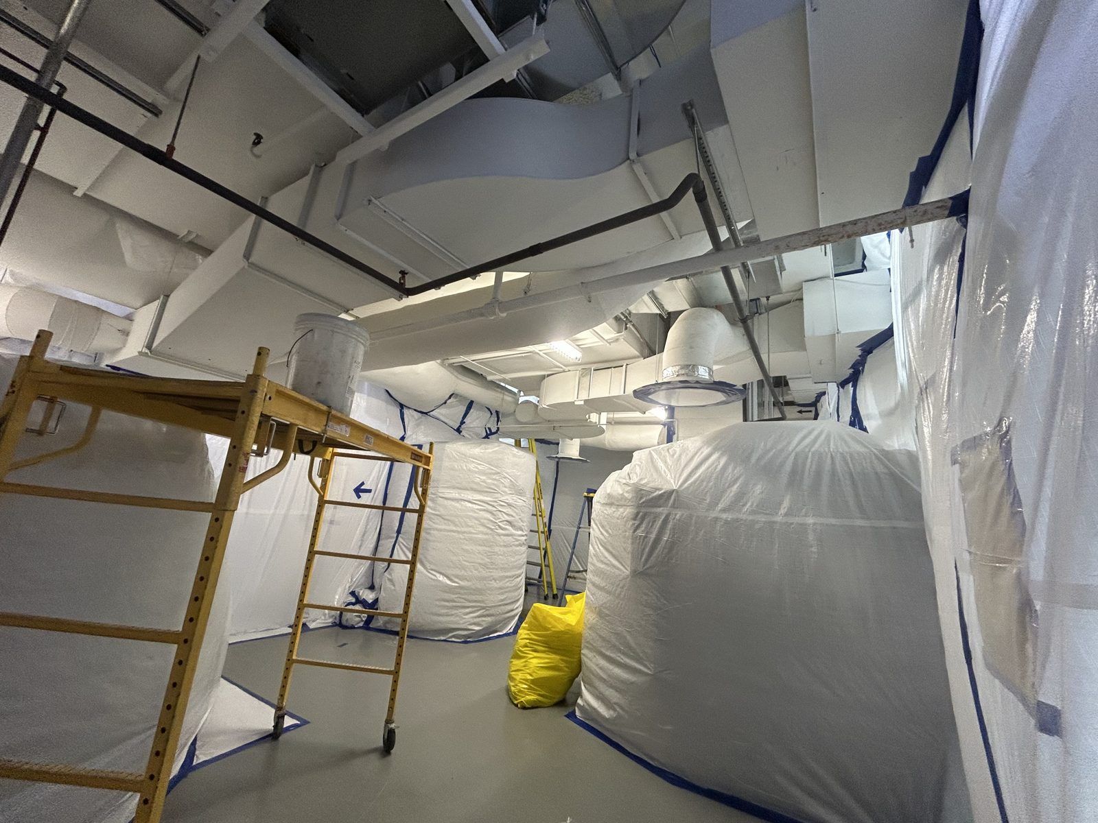 Salle mécanique confinée pour une décontamination